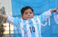 الطفل الأفغاني مرتضى أحمدي يفتقد كرته وقميص ميسي بعد الهجوم على منزله