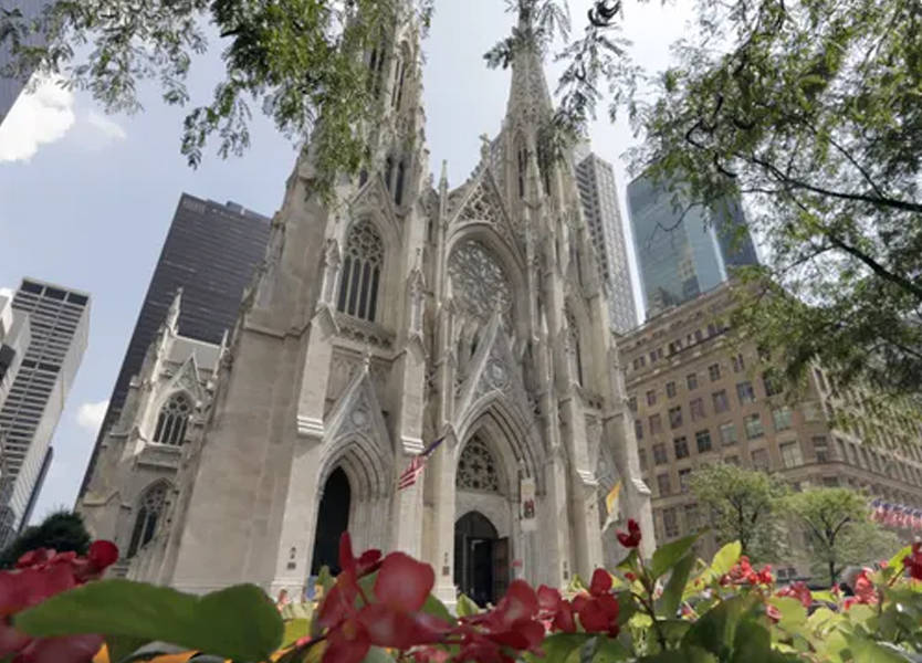 دخل كاتدرائية في نيويورك حاملاً قارورتي بنزين... وهذا ما حصل! 